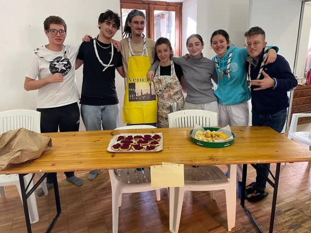 Sfida culinaria per il clan! 

Due brigate di cuochi scout si sono sfidate fra antipasti, primi, secondi e dolci, 4 inflessibili capi-giudice hanno decretato il vincitore!
I nostri ragazzi si stanno già preparando per organizzare un pranzo di Natale 2025 con i fiocchi!

“Guardate lontano,
e anche quando credete di star guardando lontano,
guardate ancora più lontano.”
Un augurio speciale con le parole del nostro fondatore Baden Powell, per l’inizio di questo nuovo anno a tutti e tutte voi!