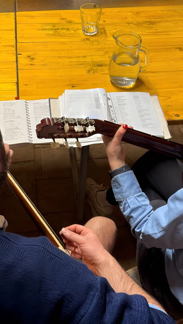 Comunicazione efficace,
risate sguaiate
e galli che cantano
alle 5:00 del mattino.

Noi con @cantieredicomunita