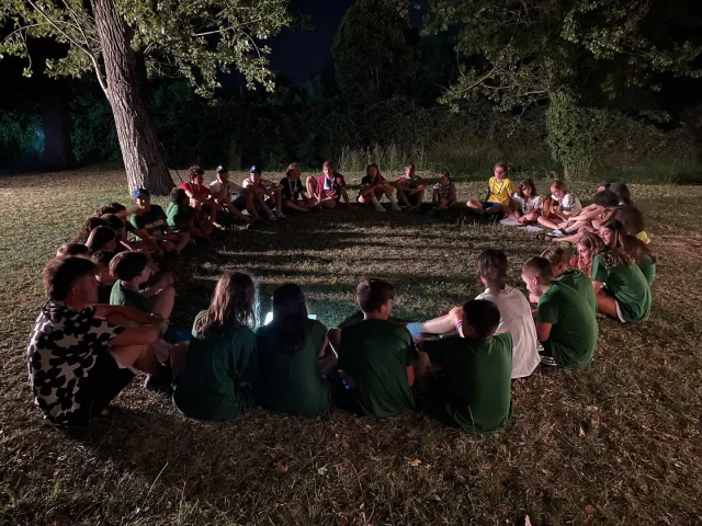 Questa sera il Clan del @saluzzouno ha animato con gioia il cerchio di bivacco del campo estivo del gruppo di Protezione Civile @_cadetti_basso_garda_ che ci ha ospitato per cena! Grazie 🙏🏻